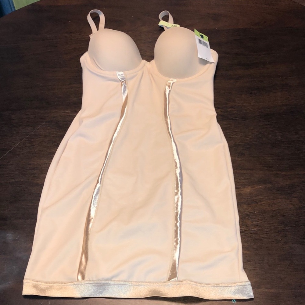 NWT MaidenForm 34B body forming for breast, waist, hips & butt.